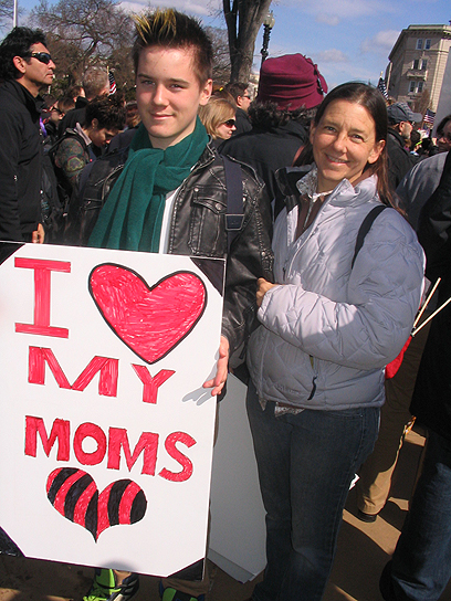 "אני אוהב את האמהות שלי". נער מפגין למען אמהותיו (צילום: יצחק בן-חורין) (צילום: יצחק בן-חורין)