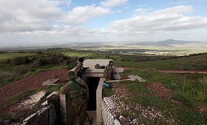 חיילי צה"ל בגבול סוריה. חשש ממעשה קיצוני של אסד (צילום: EPA) (צילום: EPA)