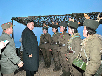 קים ג'ונג און בתרגיל של צבא הצפון (צילום: רויטרס) (צילום: רויטרס)