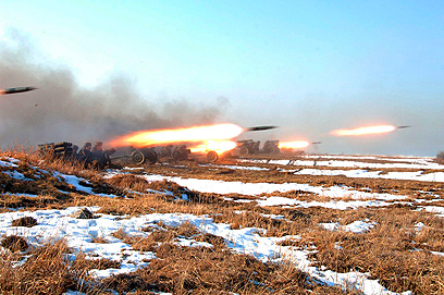 ירי רקטות בתרגיל של צבא צפון קוריאה (צילום: רויטרס) (צילום: רויטרס)