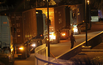 משאיות מובילות כסף לבנקים ברחבי קפריסין, הלילה (צילום: רויטרס) (צילום: רויטרס)