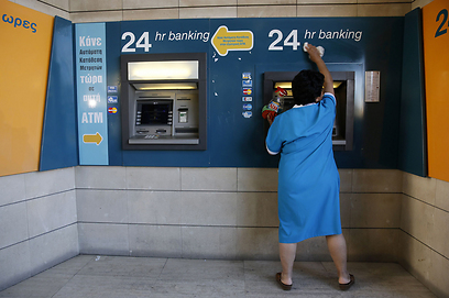מכינים את הבנקים לפתיחה לאחר כמעט שבועיים (צילום: רויטרס) (צילום: רויטרס)