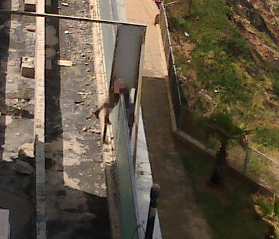 גופת הצעירה כפי שנמצאה במלון