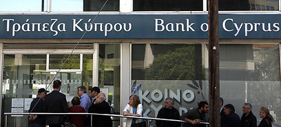 תור קטן יחסית בכניסה לאחד הבנקים בקפריסין (צילום: AP) (צילום: AP)