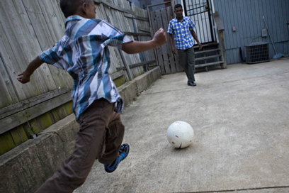 אוקוי משחק כדורגל עם אביו (צילום: John Nowak CNN) (צילום: John Nowak CNN)