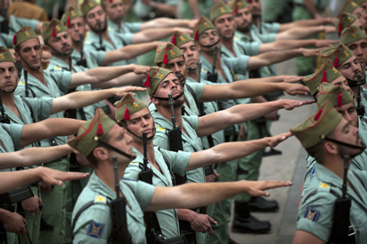 חברי הלגיון הספרדי צועדים ברחובות מלגה (צילום: AFP) (צילום: AFP)