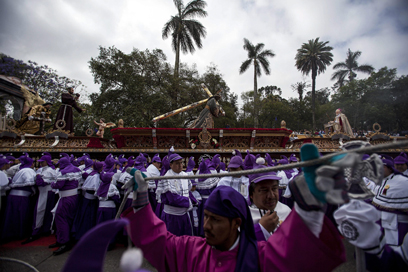 מאמינים נושאים פסל של ישו הצלוב ברחובות גואטמאלה סיטי (צילום: EPA) (צילום: EPA)