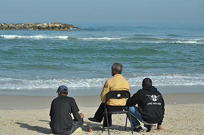 ממתינים על החוף. בני משפחת סראיע (צילום: זאב טרכטמן) (צילום: זאב טרכטמן)