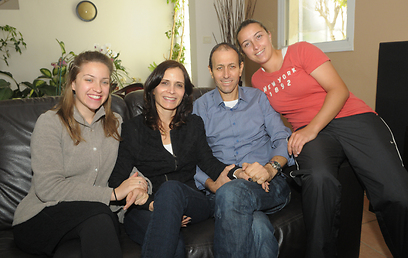 עם בני משפחתו בבית (צילום: אבי זוהר) (צילום: אבי זוהר)
