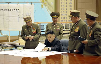 התמונה המפוקפקת שפורסמה בצפון קוריאה. התרשים המפליל משמאל (צילום: רויטרס) (צילום: רויטרס)