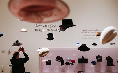 כובעים במוזיאון תחת הכותרת "איך לזהות יהודי?" (צילום: AP) (צילום: AP)