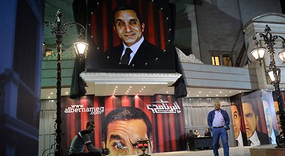 כרזות תוכניתו של הקומיקאי המצרי באסם יוסוף ברחובות קהיר (צילום: AFP) (צילום: AFP)