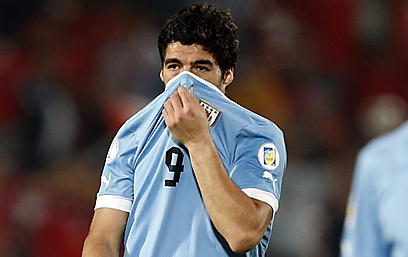 סוארס. בינתיים מרגישים באורוגוואי על הפנים (צילום: AP) (צילום: AP)