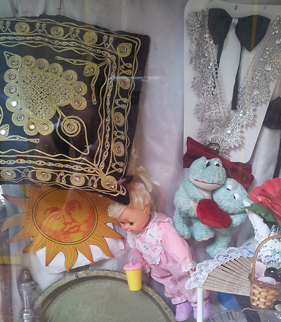 חנות בדיזנגוף. הכל בחלון: מיודאיקה ועד בובות פרוותיות ()