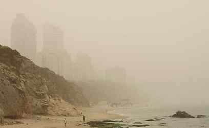 וזה חוף הים בנתניה. מזהים מבעד לאבק? (צילום: עידו ארז) (צילום: עידו ארז)