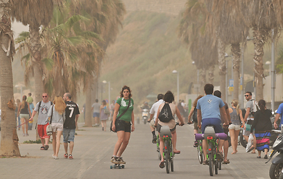 APRIL 1: Tel Aviv locals are unfazed by the heavy pollution in the air (Photo: Yaron Brener)  (Photo: Yaron Brener)