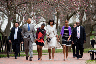 משפחת אובמה בדרכה לכנסייה (צילום: MCT) (צילום: MCT)