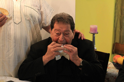 מסמלי החג: בנימין בן אליעזר אוכל מופלטה בבית משפחת פרס בבית שמש (צילום: גיל יוחנן) (צילום: גיל יוחנן)
