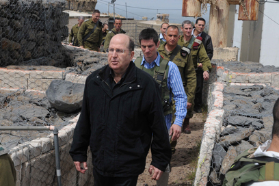 Ya'alon tours IDF position in Golan Heights (Photo: Avihu Shapira)