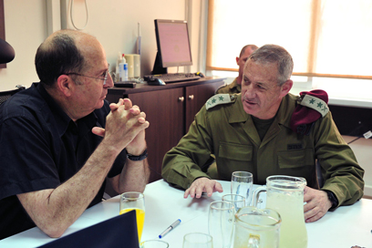 שר הביטחון יעלון והרמטכ"ל גנץ בגבול הצפון (צילום: אריאל חרמוני) (צילום: אריאל חרמוני)