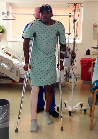 קווין וור על קביים בבית החולים (צילום: רויטרס) (צילום: רויטרס)