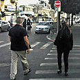 מאבטח מלווה פקידת בנק. גם את זה מאלצת מציאות דרום תל אביב לעשות