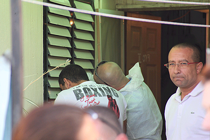 מחוץ לדירה שבה נמצאה הגופה בתל אביב (צילום: מוטי קמחי) (צילום: מוטי קמחי)