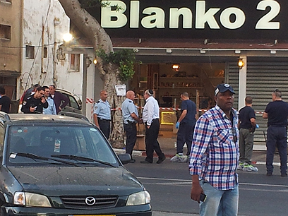 רחובות, אחה"צ. ראש העיר רחמים מלול (בחולצה הלבנה) הגיע לזירה (צילום: אלי סניור) (צילום: אלי סניור)