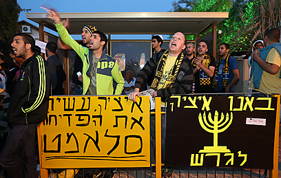 אוהדי בית"ר מפגיעים נגד קורנפיין (צילום: עמית שאבי) (צילום: עמית שאבי)