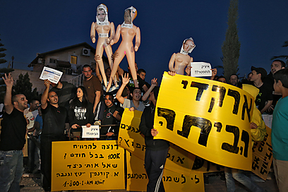 הפגנה קודמת מול ביתו של גאידמק  (צילום: עמית שאבי) (צילום: עמית שאבי)