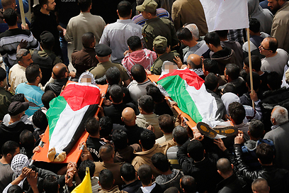 לוויית שני הפלסטינים שנהרגו אתמול ליד מחסום צה"ל (צילום: רויטרס) (צילום: רויטרס)
