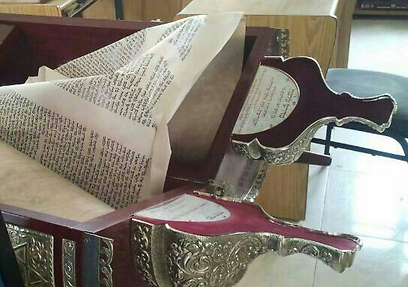 ספר תורה שהושחת במהלך הפריצה לישיבה (צילום: משה ג'ימל) (צילום: משה ג'ימל)