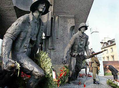 אנדרטה לזכר מרד ורשה. גבטנר היה אחד המפקדים בהתקוממות (צילום: רויטרס) (צילום: רויטרס)