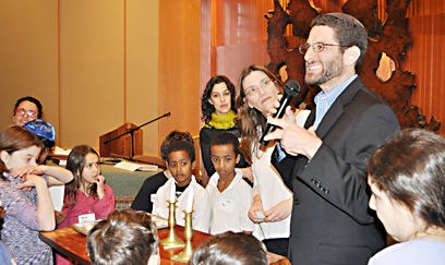 הקהילה הישראלית במונט-קלייר חוגגת עם הרב דרבי ליי. צילום: ציפי טאובה ()