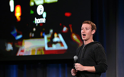 מארק צוקרברג בהשקת פייסבוק home (צילום: AFP) (צילום: AFP)