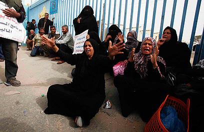 Gazans protest a closed UNRWA food distribution center (Photo: Reuters) (Photo: Reuters)