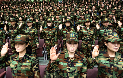 חיילות דרום קוריאניות. הן מוכנות (צילום: AP) (צילום: AP)