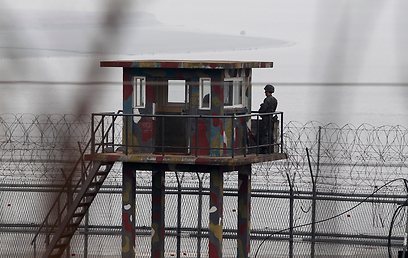 עמדת שמירה בגבול הקוריאני. מתח שיא (צילום: EPA) (צילום: EPA)