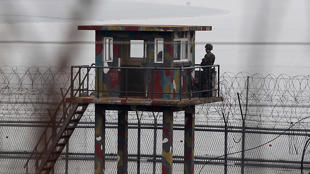 חייל דרום-קוריאני שומר בגבול עם הצפון (צילום: EPA) (צילום: EPA)