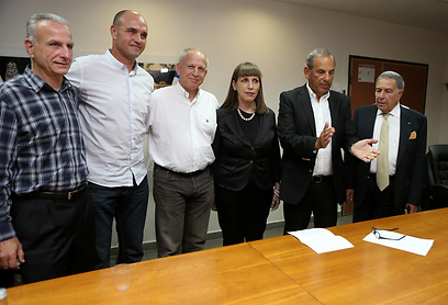 נציגי השחקנים והמנהלת במעמד חתימת ההסכם (צילום: ראובן שוורץ) (צילום: ראובן שוורץ)