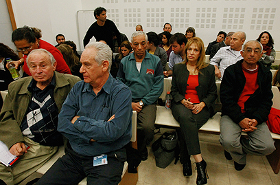עובדי הכור בדיון של תביעת הפיצויים בשנת 2012 (צילום: שאול גולן) (צילום: שאול גולן)