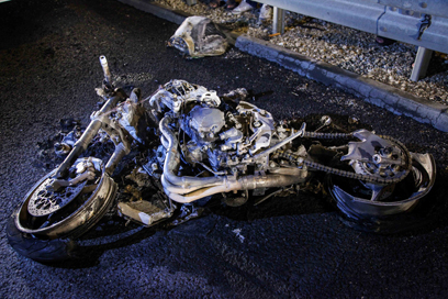 שרידי האופנוע אחרי התאונה (צילום: אבישג שאר-ישוב) (צילום: אבישג שאר-ישוב)