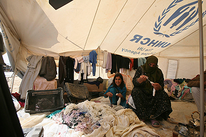 פליטות בירדן מנסות להתפרנס ממכירת בגדי יד שנייה (צילום: רויטרס) (צילום: רויטרס)