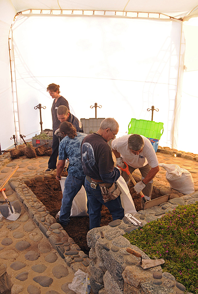 חפירת הקבר. ציוד וטכנולוגיה מיושנים (צילום: AP) (צילום: AP)