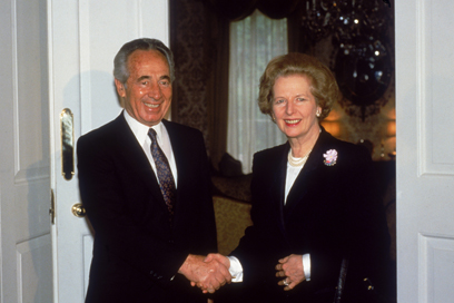 ראש הממשלה תאצ'ר ושר החוץ פרס, ב-1987 (צילום:Gettyimages) (צילום:Gettyimages)