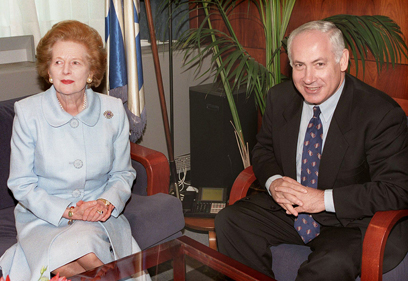 תאצ'ר בביקור בירושלים ב-1998, לצד ראש הממשלה נתניהו (צילום: AFP) (צילום: AFP)