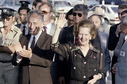 תאצ'ר בישראל ב-1986, עם שמעון פרס (צילום: AFP) (צילום: AFP)