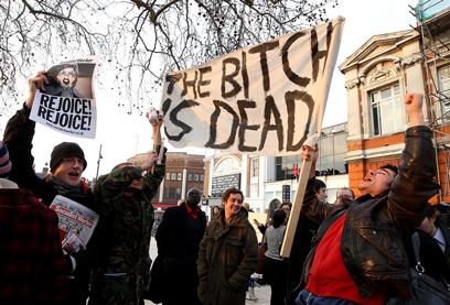 "הכלבה מתה". הפגנה בברייטון (צילום: Gettyimages) (צילום: Gettyimages)