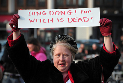 "המכשפה מתה". מפגינה בלונדון (צילום: AFP) (צילום: AFP)