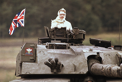 מדיניות תוקפנית. תאצ'ר על טנק בריטי בהמבורג, 1986 (צילום: AP) (צילום: AP)